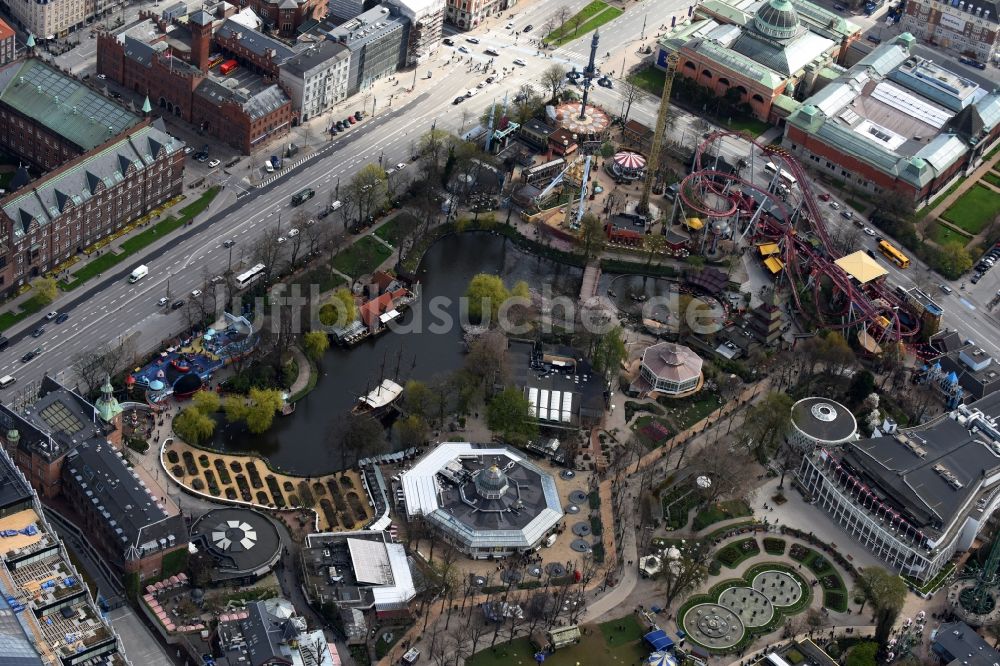 Kopenhagen von oben - Freizeitzentrum und Vergnügungspark Tivoli an der Vesterbrogade in Kopenhagen in Region Hovedstaden, Dänemark