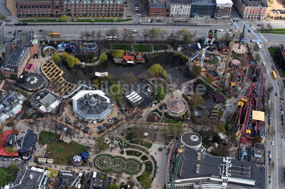 Kopenhagen aus der Vogelperspektive: Freizeitzentrum und Vergnügungspark Tivoli an der Vesterbrogade in Kopenhagen in Region Hovedstaden, Dänemark