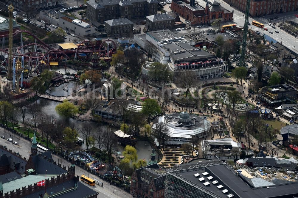 Luftaufnahme Kopenhagen - Freizeitzentrum und Vergnügungspark Tivoli an der Vesterbrogade in Kopenhagen in Region Hovedstaden, Dänemark