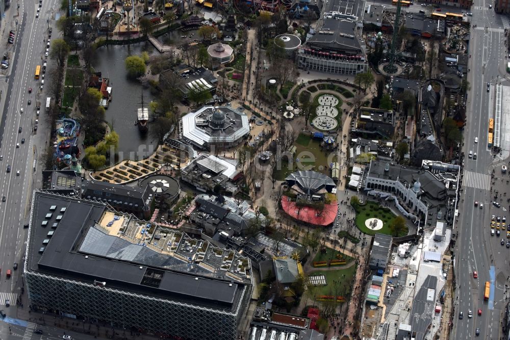 Kopenhagen von oben - Freizeitzentrum und Vergnügungspark Tivoli an der Vesterbrogade in Kopenhagen in Region Hovedstaden, Dänemark