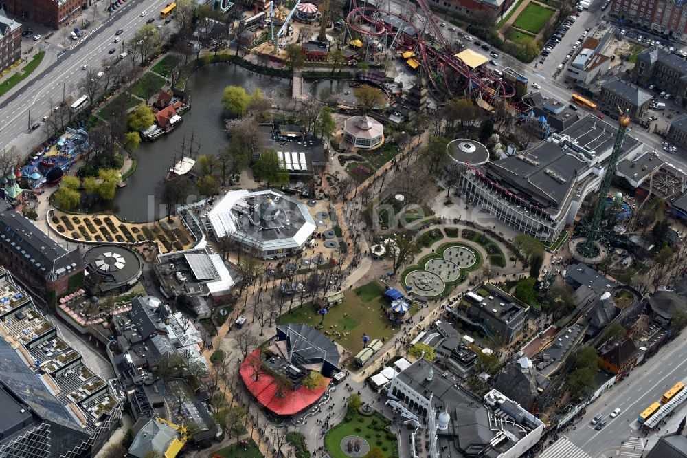 Luftbild Kopenhagen - Freizeitzentrum und Vergnügungspark Tivoli an der Vesterbrogade in Kopenhagen in Region Hovedstaden, Dänemark