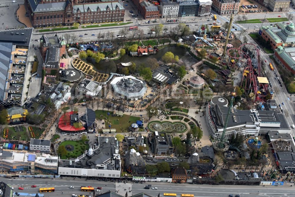 Luftaufnahme Kopenhagen - Freizeitzentrum und Vergnügungspark Tivoli an der Vesterbrogade in Kopenhagen in Region Hovedstaden, Dänemark