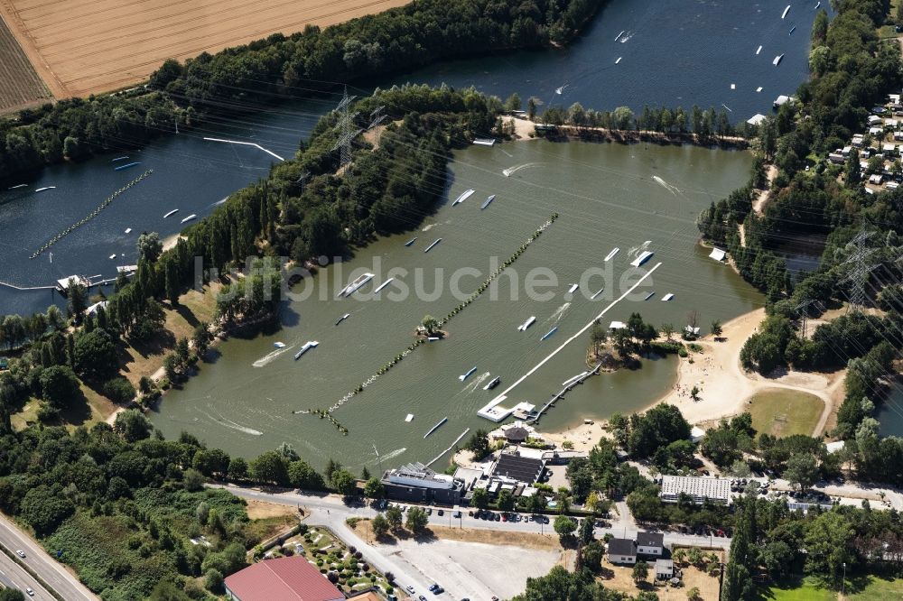 Langenfeld (Rheinland) von oben - Freizeitzentrum der Wasserski - Rennbahn in Langenfeld (Rheinland) im Bundesland Nordrhein-Westfalen, Deutschland