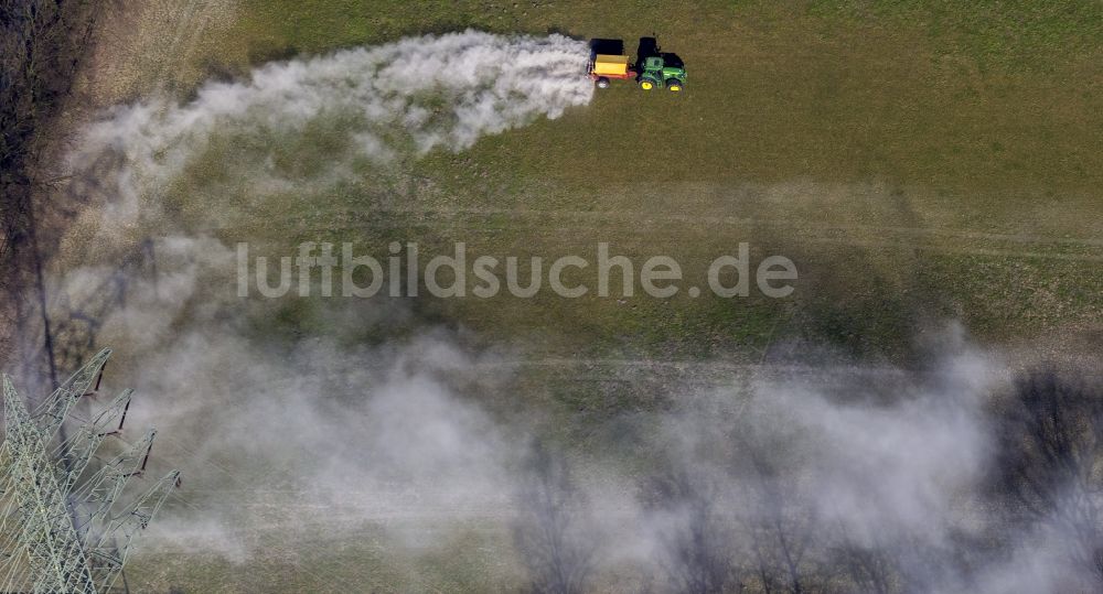 Luftbild Marl - Frühjahrsarbeiten in der Landwirtschaft durch Kalkung einer Wiese durch ein Traktorengespann in der Nähe Alter Polsumer Weg in Marl in Nordrhein-Westfalen