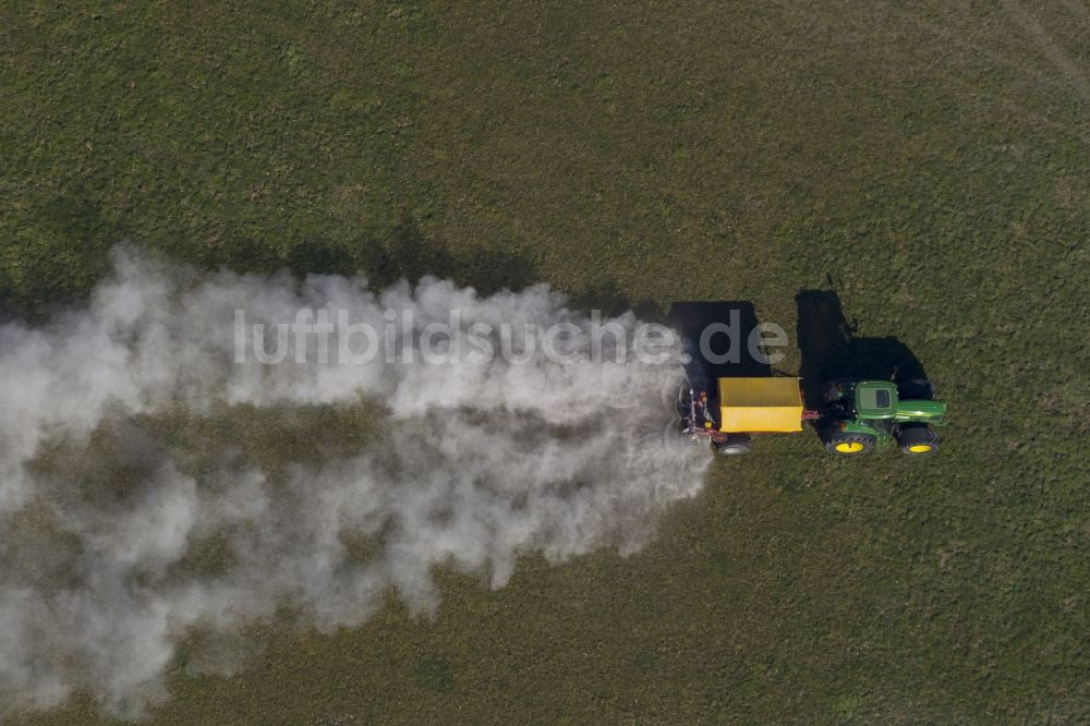 Marl aus der Vogelperspektive: Frühjahrsarbeiten in der Landwirtschaft durch Kalkung einer Wiese durch ein Traktorengespann in der Nähe Alter Polsumer Weg in Marl in Nordrhein-Westfalen