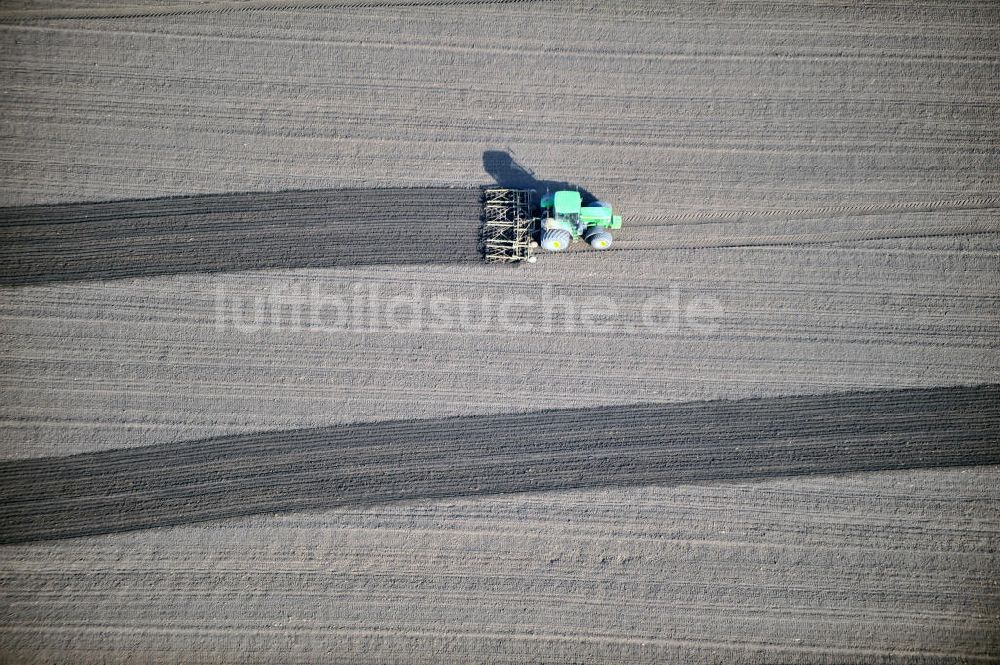 Luftaufnahme Großbrembach - Frühjahrsbestellung durch Umpflügen der Ackerflächen auf einem Feld im thüringischen Großbrembach im Landkreis Sömmerda