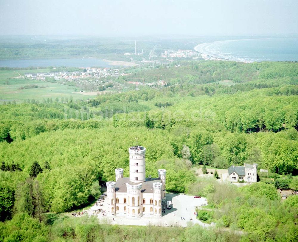 Luftaufnahme Granitz auf Rügen - Frühjahrslandschaft am Jagdschloß Granitz auf Rügen.