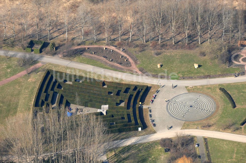 Berlin von oben - Frühjahrsstimmung im Labyrinth der Mitte im Erholungspark Marzahn