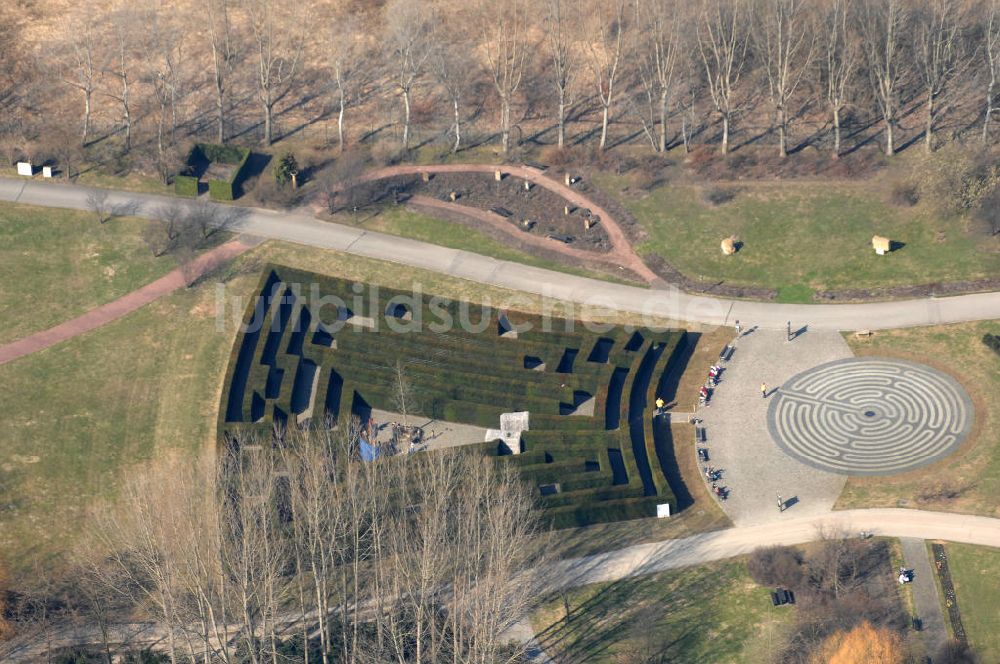 Berlin aus der Vogelperspektive: Frühjahrsstimmung im Labyrinth der Mitte im Erholungspark Marzahn