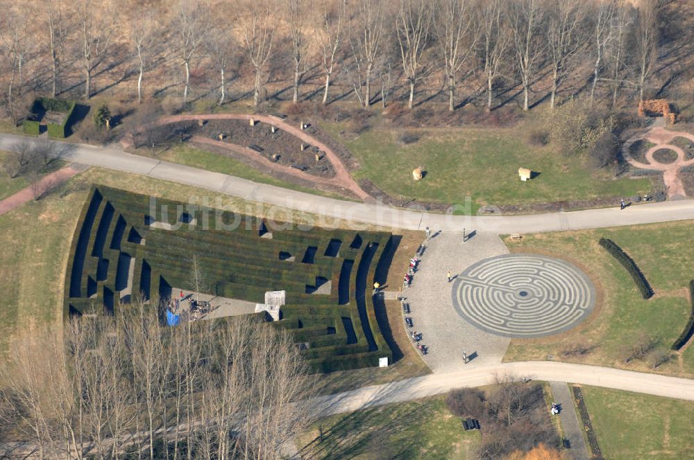 Luftbild Berlin - Frühjahrsstimmung im Labyrinth der Mitte im Erholungspark Marzahn