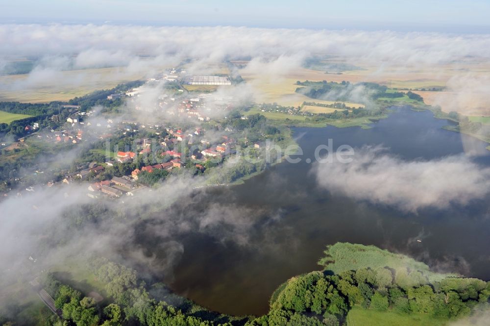 Werneuchen aus der Vogelperspektive: Frühnebel über Werneuchen OT Seefeld im Bundesland Brandenburg