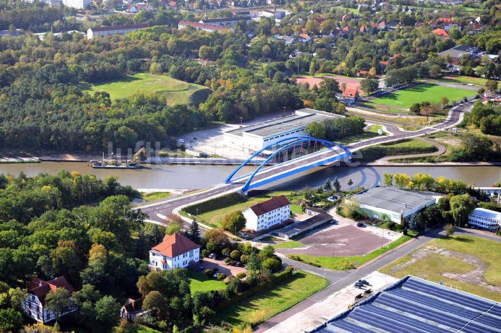 Genthin von oben - Friedensbrücke über Elbe-Havel-Kanal in Genthin