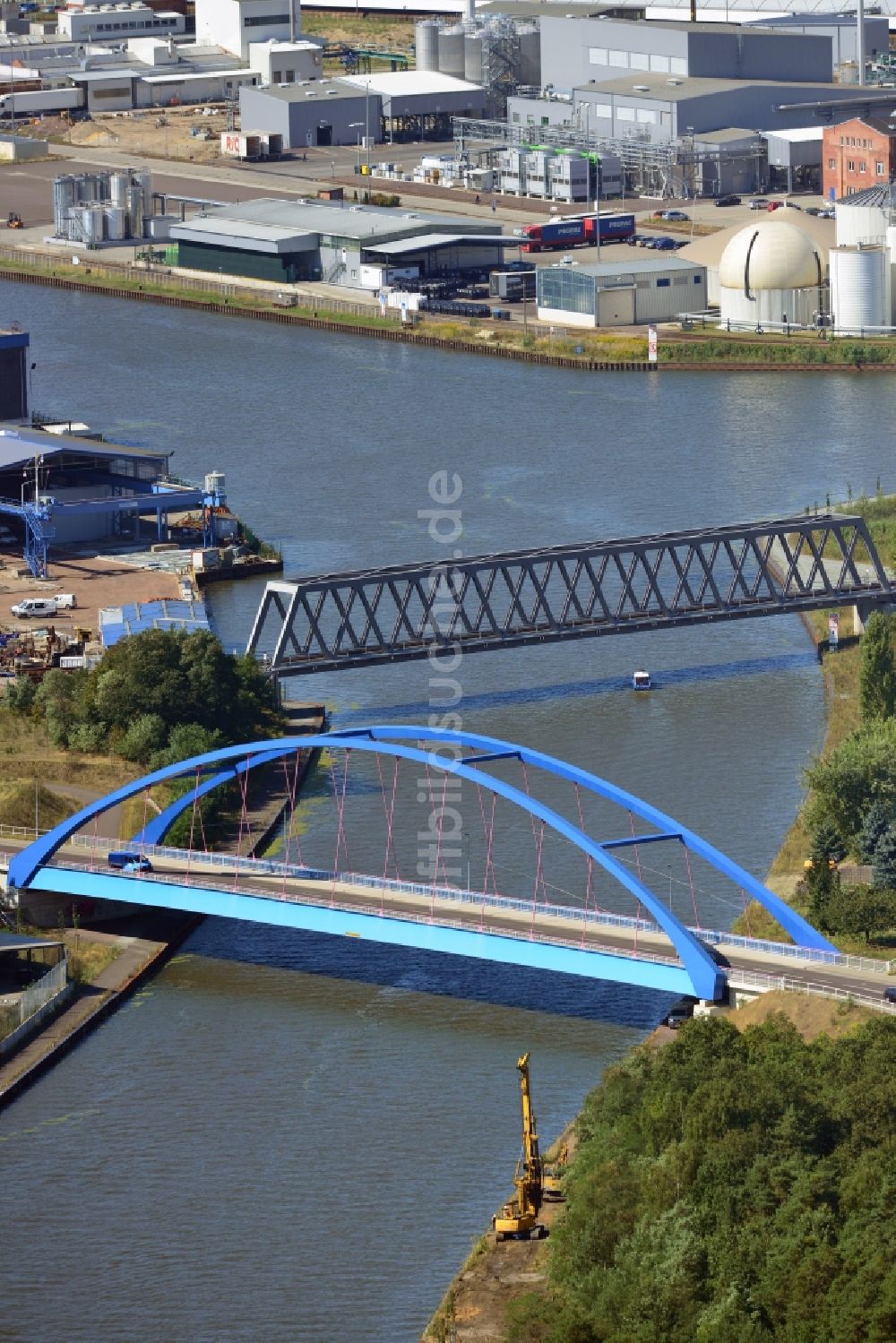 Luftaufnahme Genthin - Friedensbrücke und Eisenbahnbrücke Genthin-Jerichow im Bundesland Sachsen-Anhalt