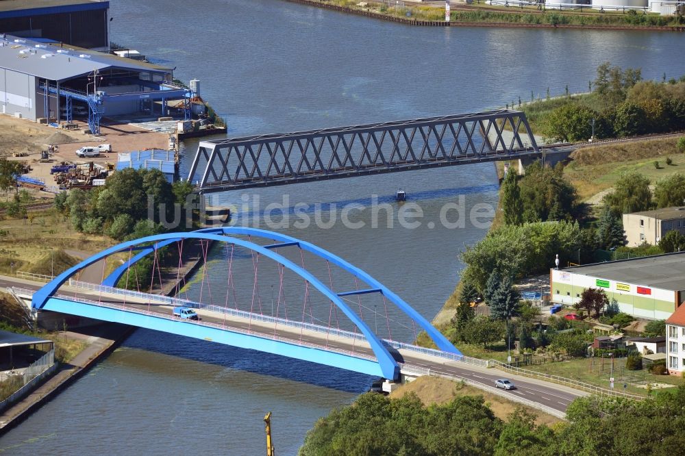 Genthin von oben - Friedensbrücke und Eisenbahnbrücke Genthin-Jerichow im Bundesland Sachsen-Anhalt