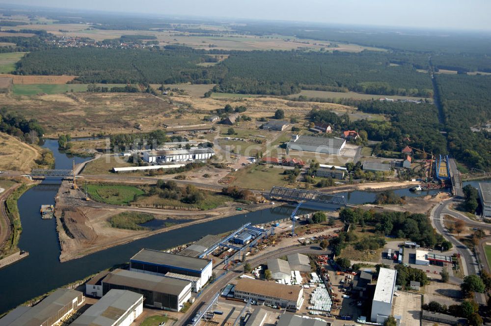 Genthin aus der Vogelperspektive: Friedensbrücke und die Eisenbahnbrücken Roßdorfer Altkanal, Genthin-Jerichow