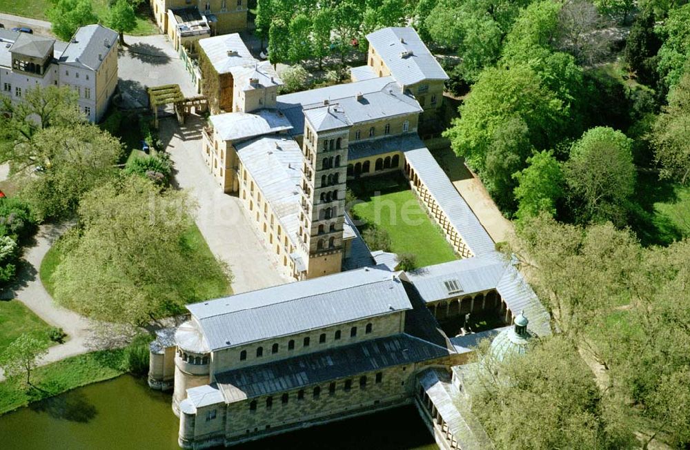 Potsdam / Brandenburg von oben - Friedenskirche am Fuße des Schloß Sanssouci. Datum: 05.05.03