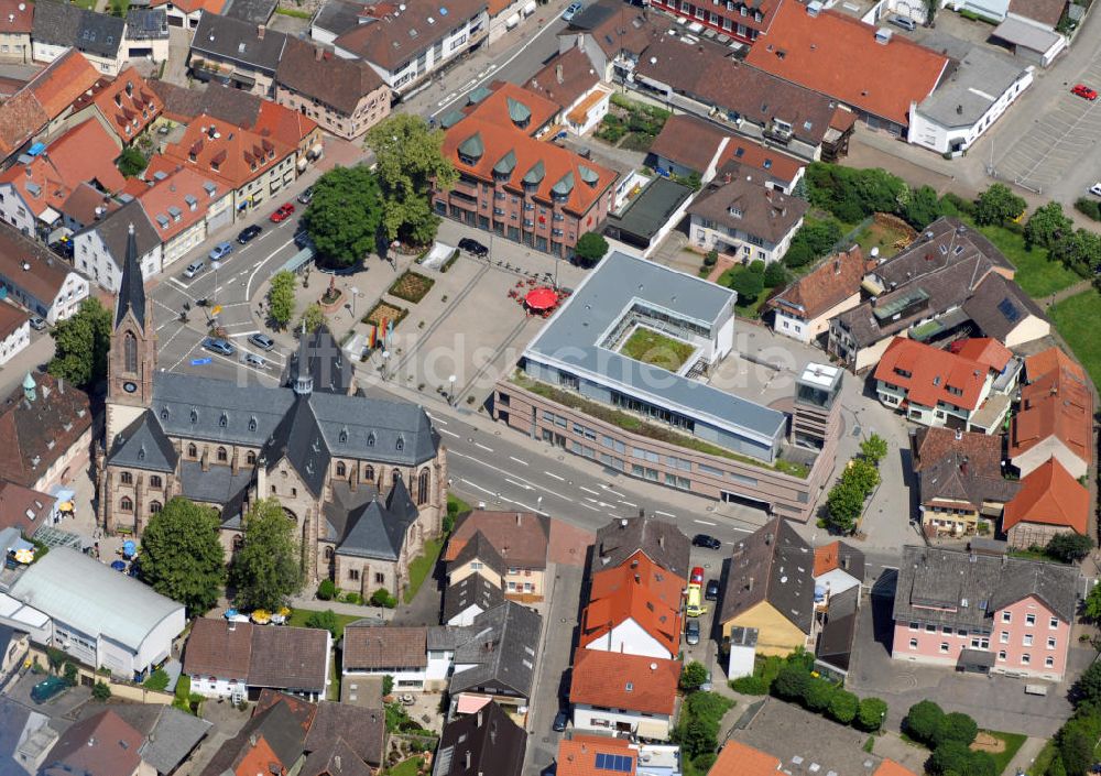 Kuppenheim von oben - Friedensplatz in Kuppenheim mit Rathaus und Stadtkirche St. Sebastian