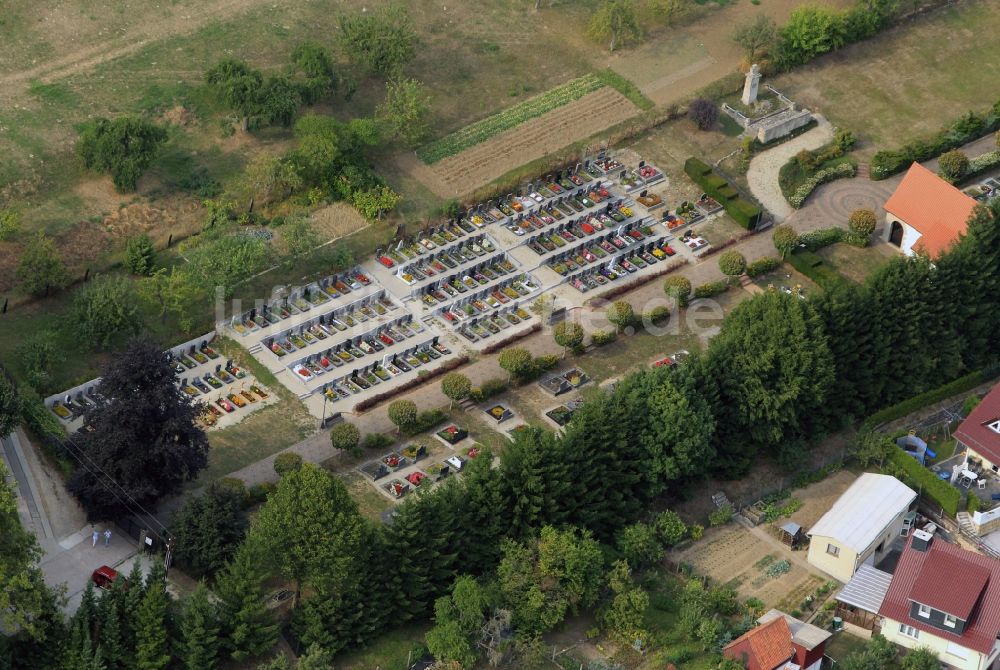 Geisleden aus der Vogelperspektive: Friedhof bei Geisleden in Thüringen