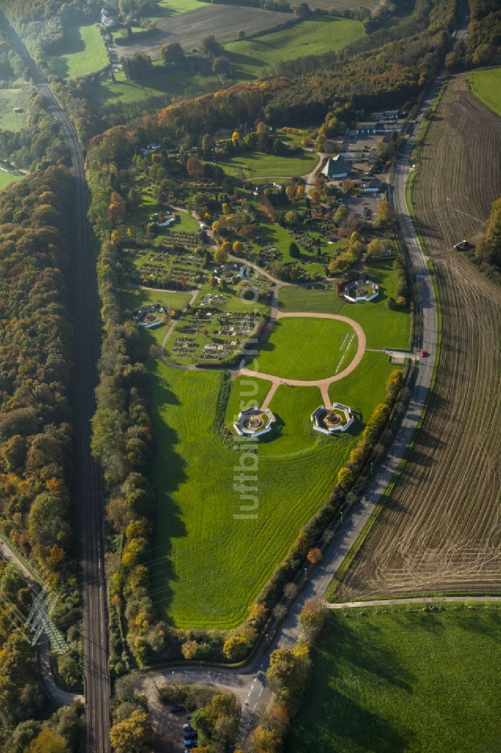 Gevelsberg von oben - Friedhof an der Berchemallee mit Stehlengräbern für Urnenbeisetzungen in Gevelsberg im Bundesland Nordrhein-Westfalen