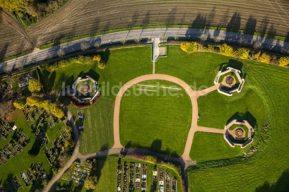 Gevelsberg aus der Vogelperspektive: Friedhof an der Berchemallee mit Stehlengräbern für Urnenbeisetzungen in Gevelsberg im Bundesland Nordrhein-Westfalen