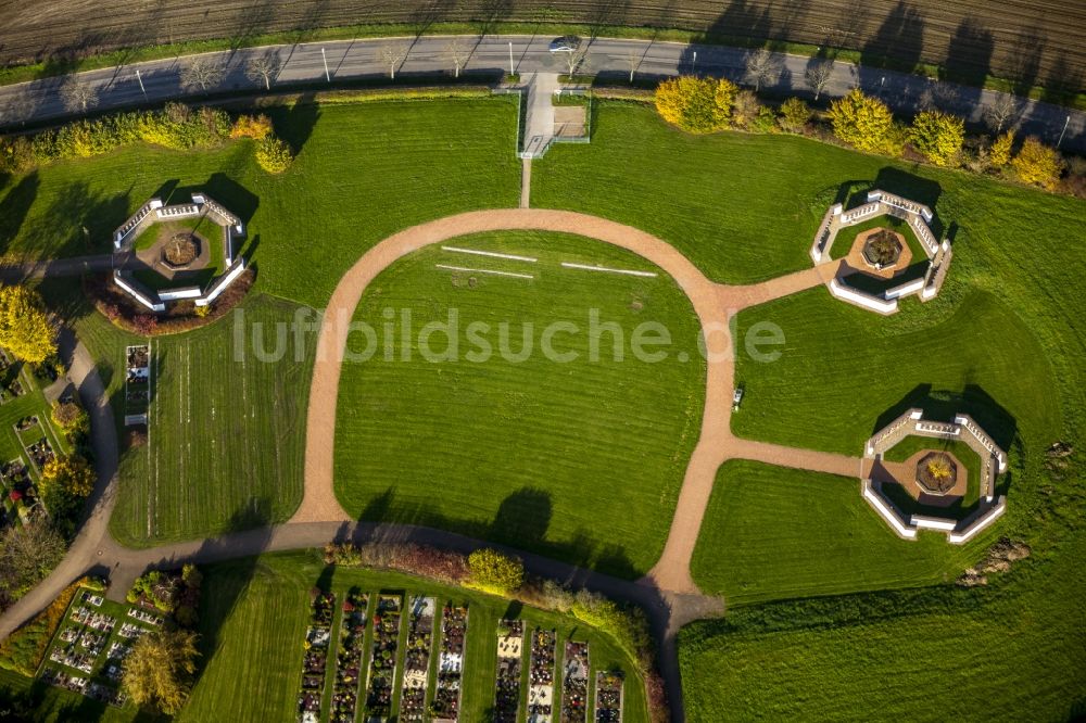 Luftaufnahme Gevelsberg - Friedhof an der Berchemallee mit Stehlengräbern für Urnenbeisetzungen in Gevelsberg im Bundesland Nordrhein-Westfalen