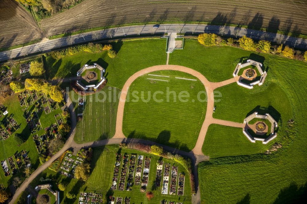 Gevelsberg von oben - Friedhof an der Berchemallee mit Stehlengräbern für Urnenbeisetzungen in Gevelsberg im Bundesland Nordrhein-Westfalen