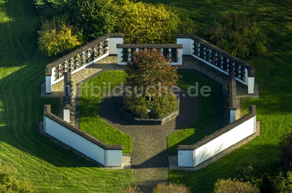 Gevelsberg aus der Vogelperspektive: Friedhof an der Berchemallee mit Stehlengräbern für Urnenbeisetzungen in Gevelsberg im Bundesland Nordrhein-Westfalen