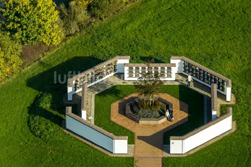 Luftaufnahme Gevelsberg - Friedhof an der Berchemallee mit Stehlengräbern für Urnenbeisetzungen in Gevelsberg im Bundesland Nordrhein-Westfalen