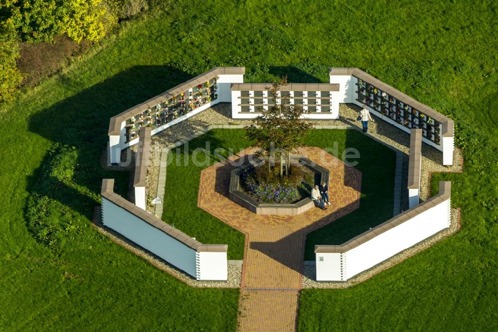 Gevelsberg von oben - Friedhof an der Berchemallee mit Stehlengräbern für Urnenbeisetzungen in Gevelsberg im Bundesland Nordrhein-Westfalen