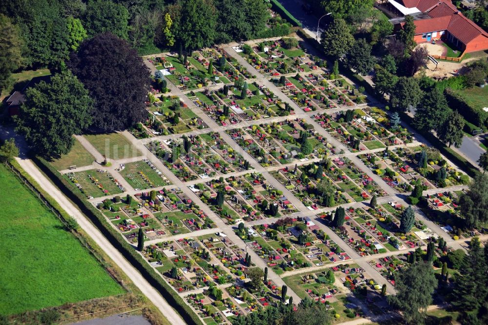 Hambergen aus der Vogelperspektive: Friedhof in Hambergen im Bundesland Niedersachsen