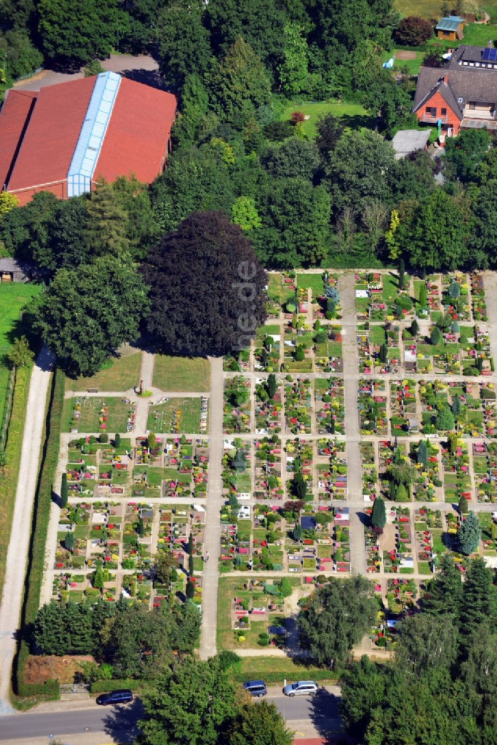 Hambergen aus der Vogelperspektive: Friedhof in Hambergen im Bundesland Niedersachsen