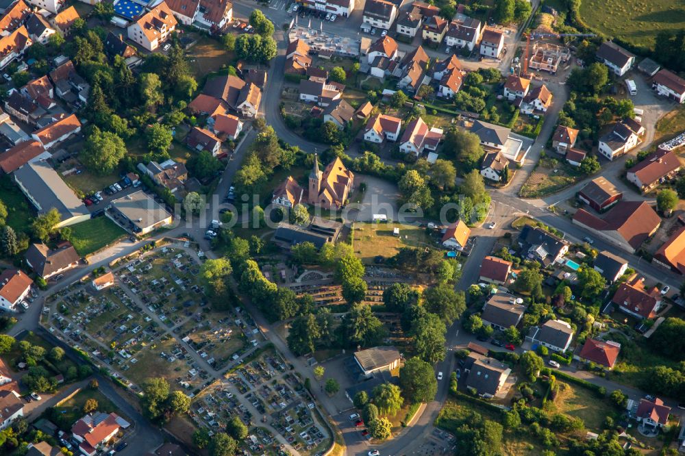 Fürth aus der Vogelperspektive: Friedhof und Kirchengebäude der Evangelischen Kirche Fürth - Evangelische Kirchengemeinde Fürth in Fürth im Bundesland Hessen, Deutschland