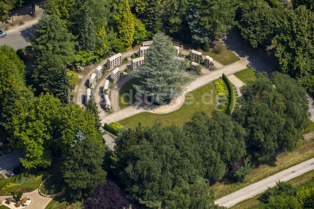 Lippstadt von oben - Friedhof Kolumbarium mit Stehlen- und Urnengräber im Halbrund in Lippstadt in der Soester Boerde im Bundesland Nordrhein-Westfalen