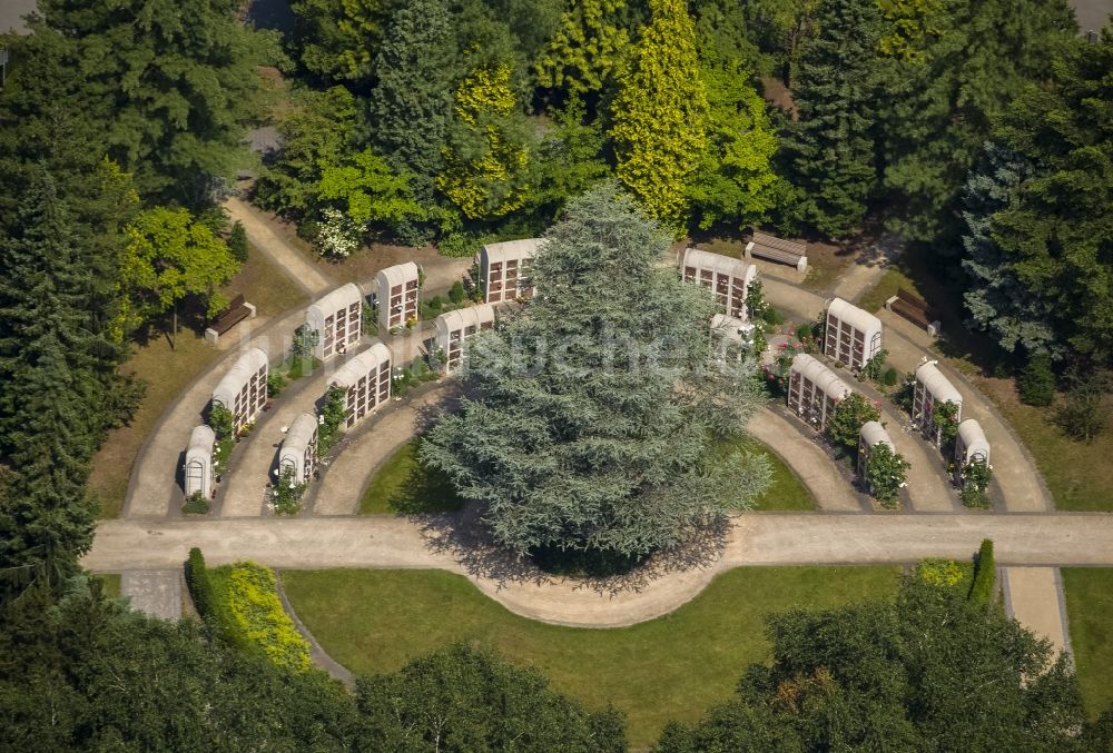 Lippstadt aus der Vogelperspektive: Friedhof Kolumbarium mit Stehlen- und Urnengräber im Halbrund in Lippstadt in der Soester Boerde im Bundesland Nordrhein-Westfalen