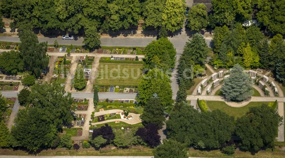 Luftbild Lippstadt - Friedhof Kolumbarium mit Stehlen- und Urnengräber im Halbrund in Lippstadt in der Soester Boerde im Bundesland Nordrhein-Westfalen