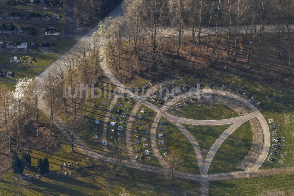 Luftaufnahme Menden - Friedhof Am Limberg mit Urnengräbern und Trauerhalle in Menden im Bundesland Nordrhein-Westfalen NRW