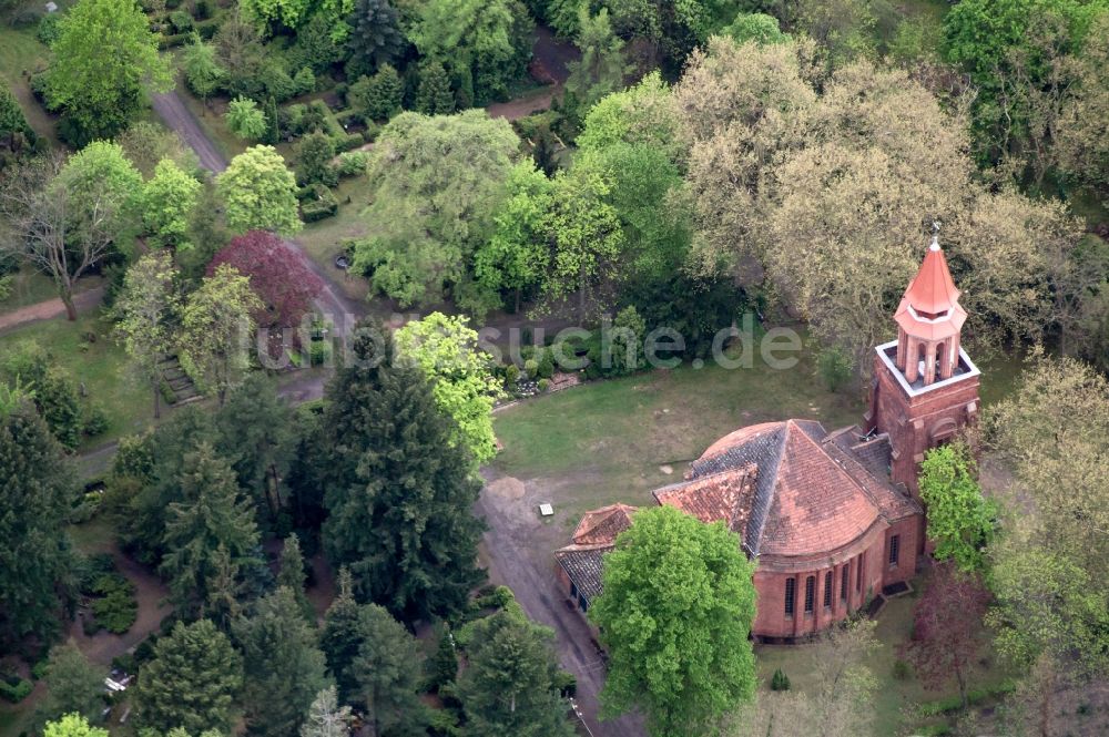 Luftaufnahme Rathenow - Friedhofskapelle in Rathenow im Bundesland Brandenburg