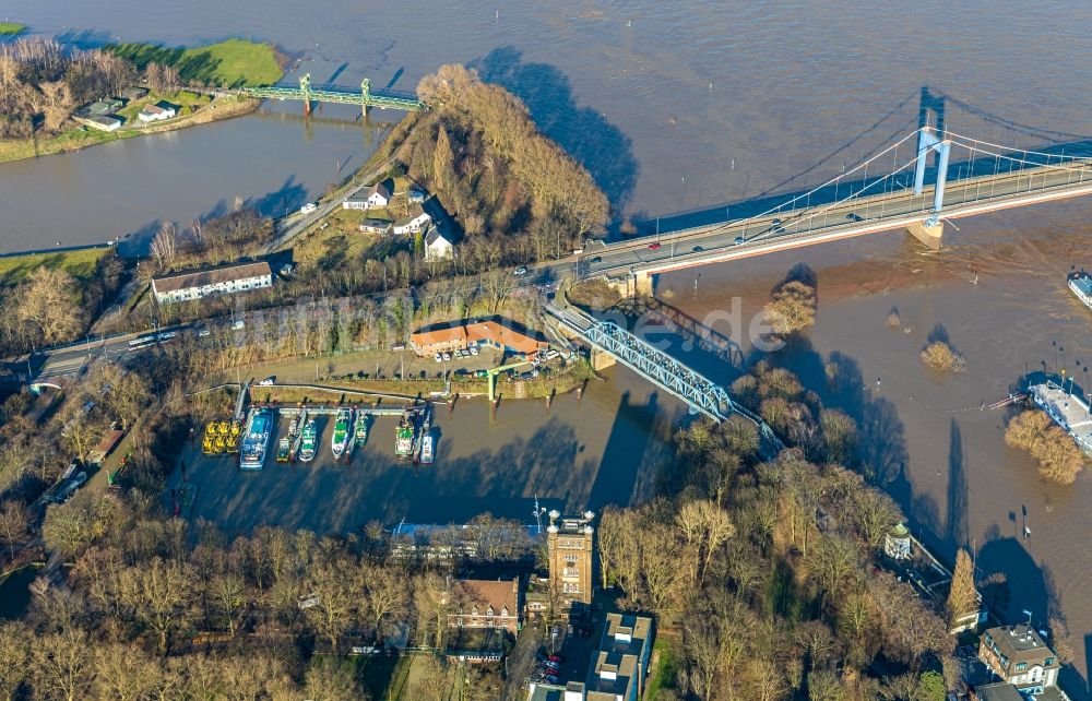 Duisburg aus der Vogelperspektive: Friedrich-Ebert-Brücke über den Rhein in Duisburg im Bundesland Nordrhein-Westfalen