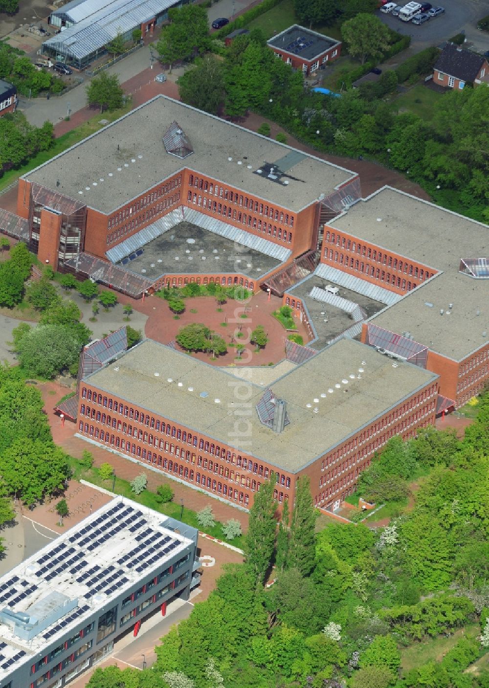 Lübeck von oben - Friedrich-Listschule im Stadtteil St.Lorenz Nord in Lübeck im Bundesland Schleswig-Holstein