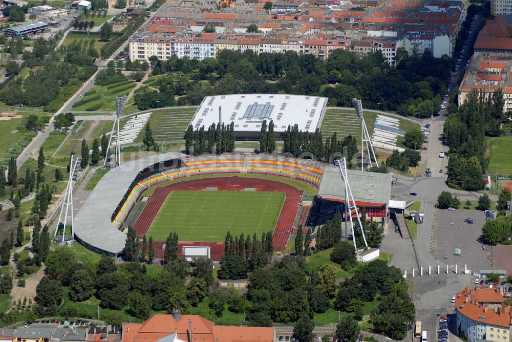 Berlin von oben - Friedrich-Ludwig-Jahn-Stadion und die Max- Schmeling-Halle am Mauerpark