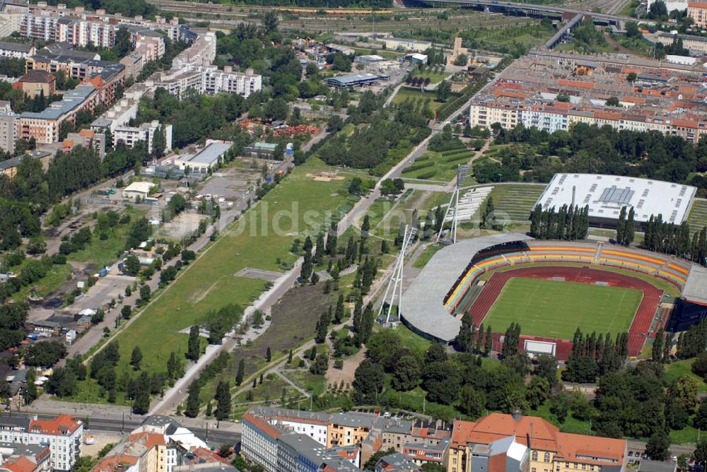 Berlin aus der Vogelperspektive: Friedrich-Ludwig-Jahn-Stadion und die Max- Schmeling-Halle am Mauerpark