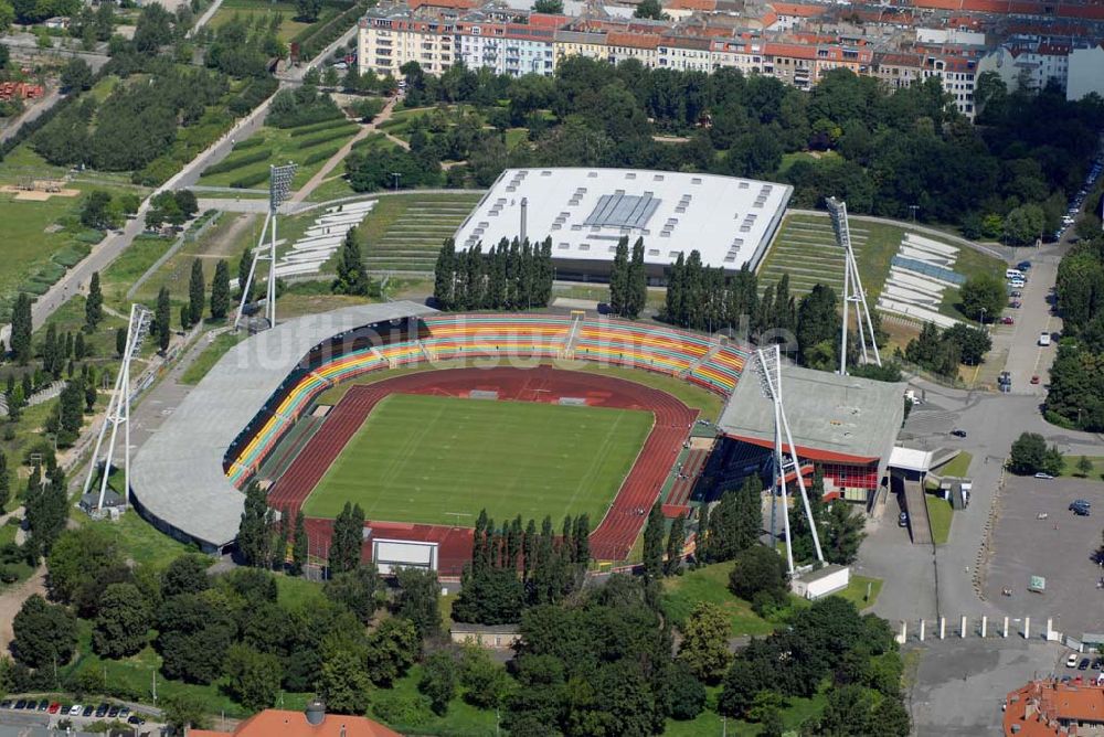 Luftbild Berlin - Friedrich-Ludwig-Jahn-Stadion und die Max- Schmeling-Halle am Mauerpark