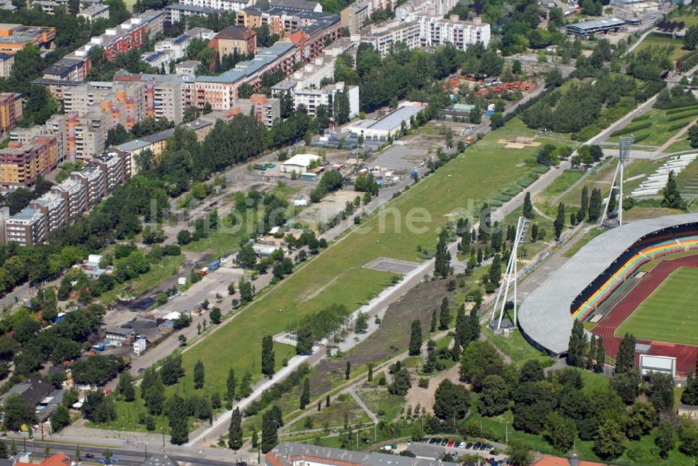 Luftaufnahme Berlin - Friedrich-Ludwig-Jahn-Stadion und die Max- Schmeling-Halle am Mauerpark