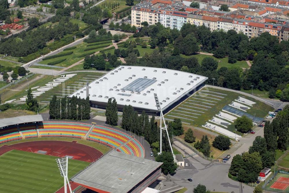 Berlin von oben - Friedrich-Ludwig-Jahn-Stadion und die Max- Schmeling-Halle am Mauerpark