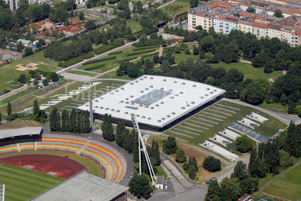 Berlin aus der Vogelperspektive: Friedrich-Ludwig-Jahn-Stadion und die Max- Schmeling-Halle am Mauerpark