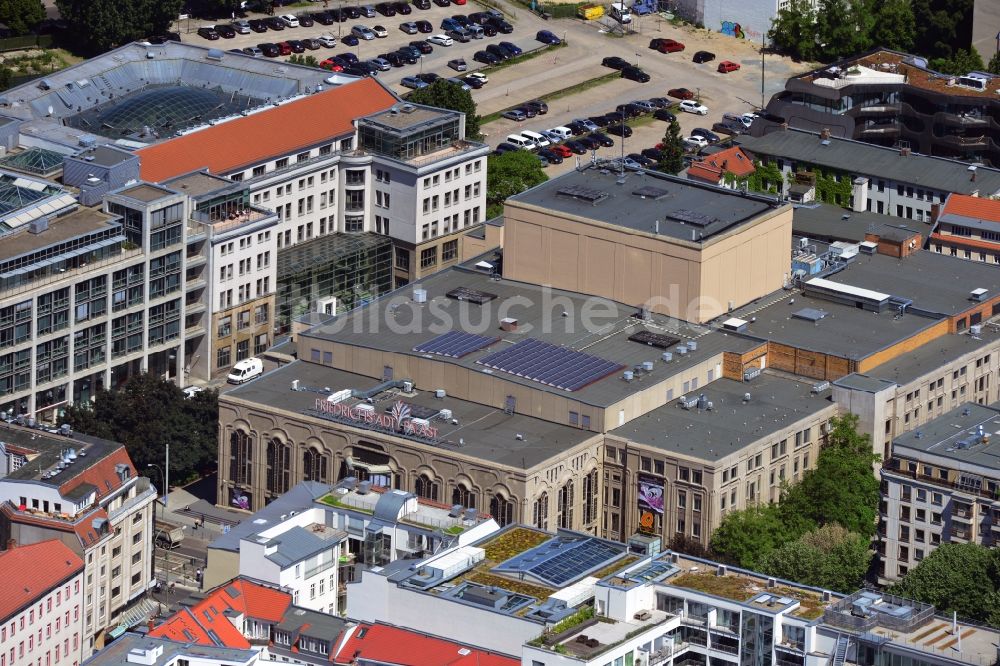 Berlin von oben - Friedrichstadtpalast, ein Revuetheater an der Friedrichstraße in Berlin-Mitte