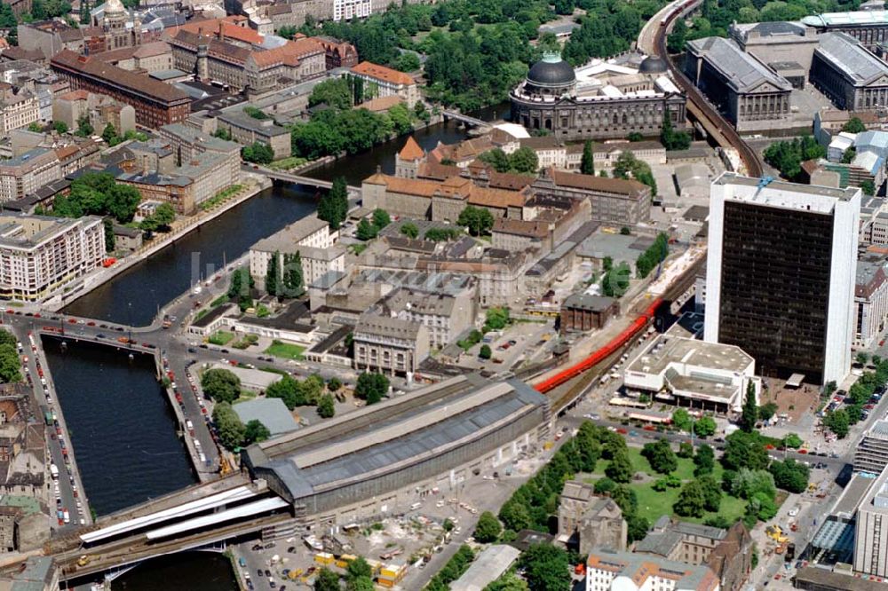 Berlin Mitte von oben - 30.06.1995 Friedrichstadtpassagen Blick auf S-Bahnhof Friedrichsstrasse und das Handelshaus