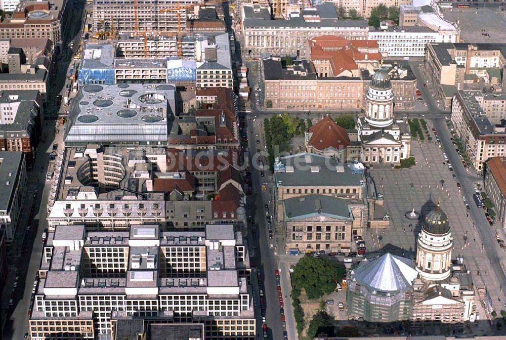  von oben - Friedrichstadtpassagen und Gendarmenmarkt an der Friedrichstrasse in Berlin-Mitte. Datum: 1995