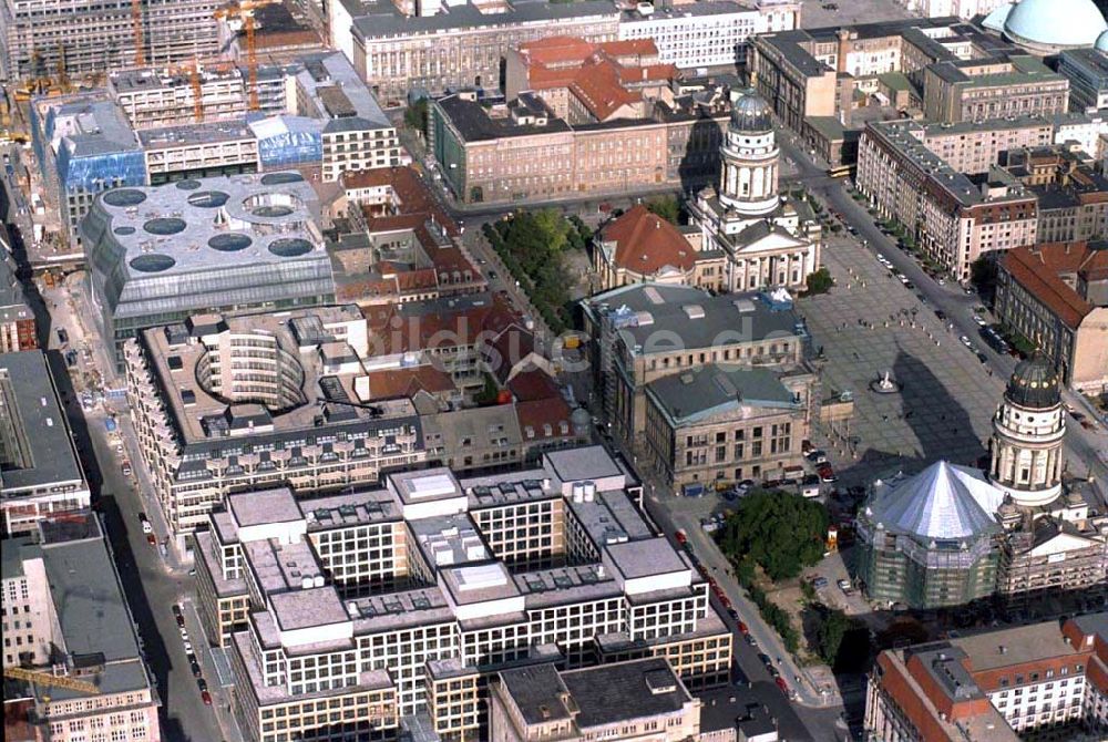  aus der Vogelperspektive: Friedrichstadtpassagen und Gendarmenmarkt an der Friedrichstrasse in Berlin-Mitte. Datum: 1995