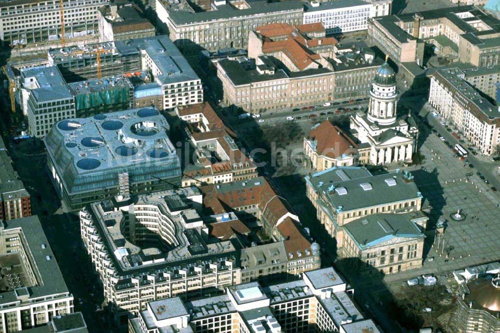 Luftbild Berlin - Friedrichstadtpassagen und Gendarmenmarkt an der Friedrichstrasse in Berlin-Mitte. Datum: 1995